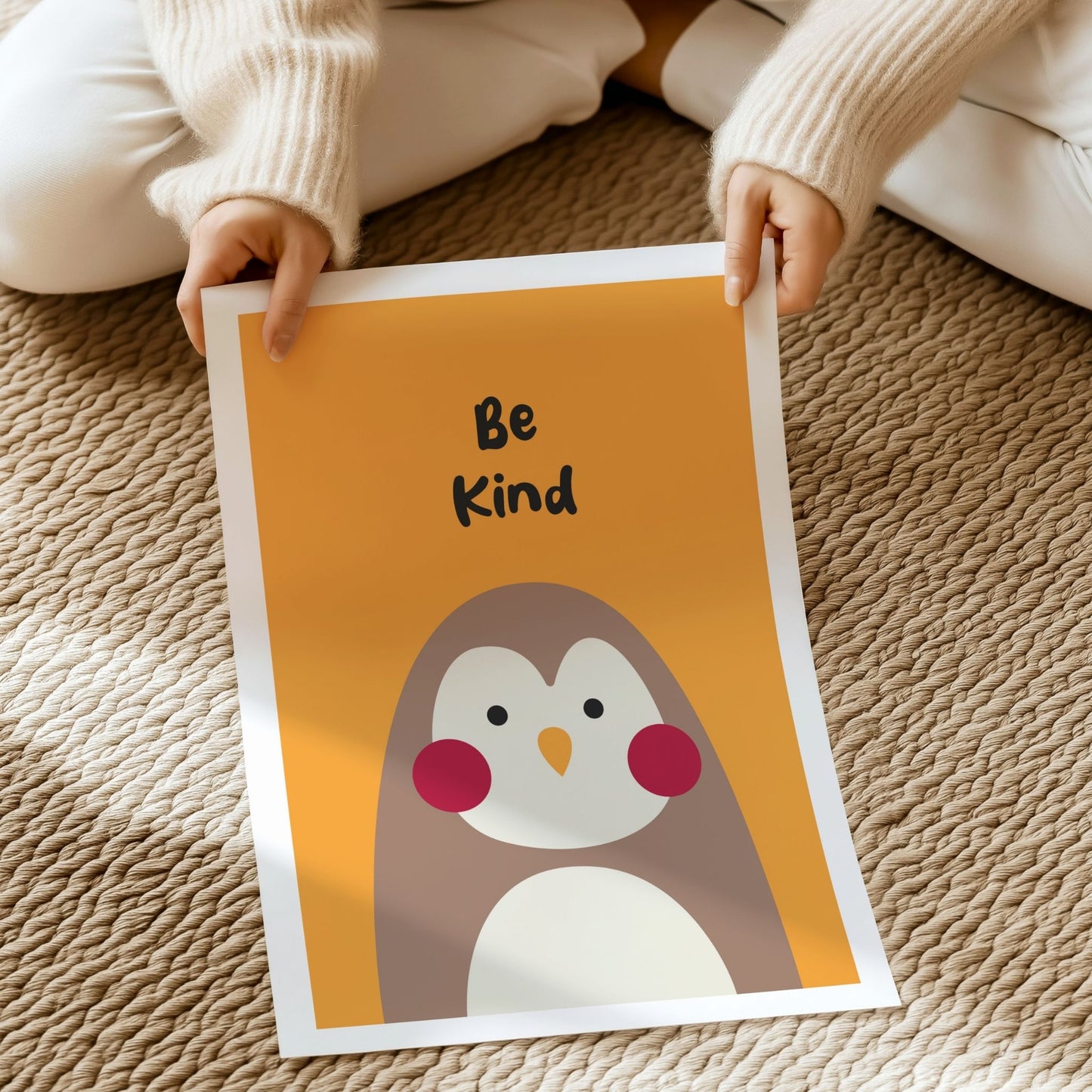 Pingvin plakat Be Kind med hvit kant vist liggende på gulv