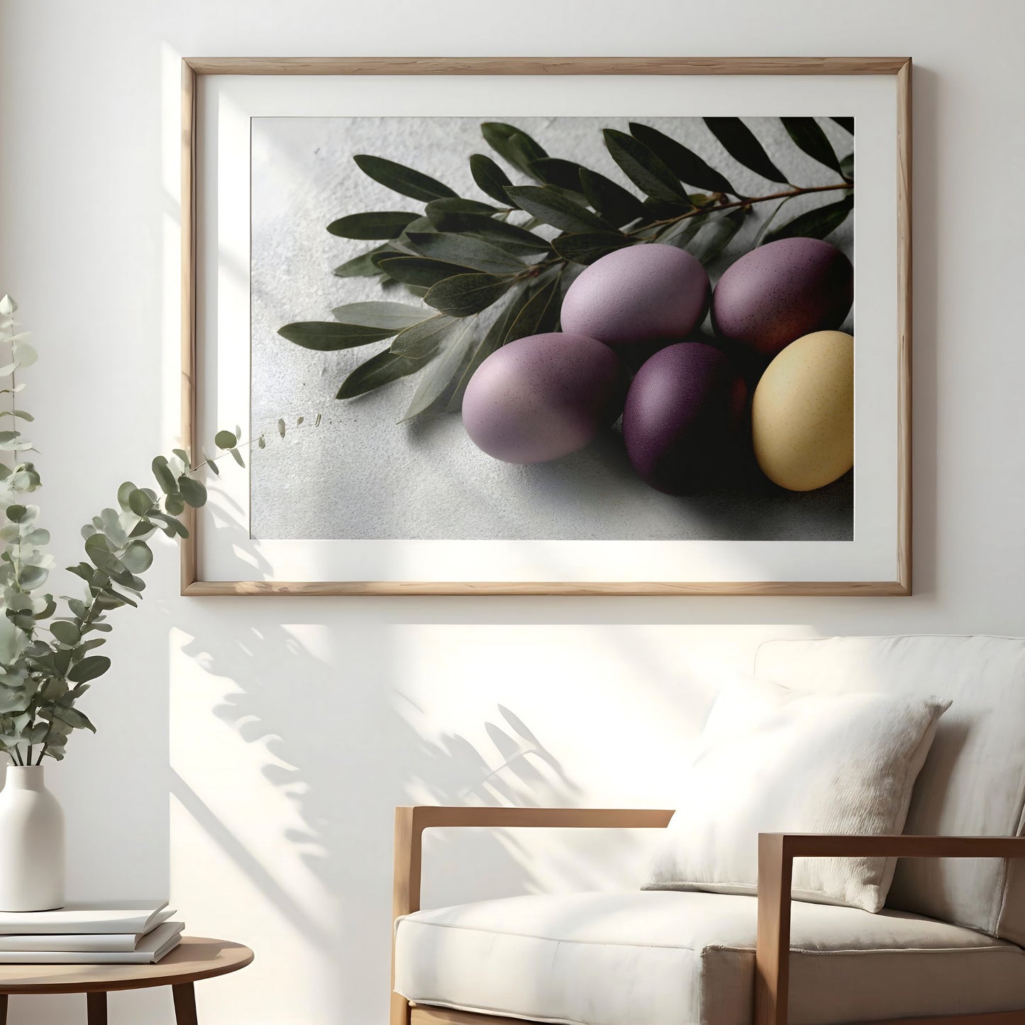 Påskeplakat med lilla egg hengende på vegg i lyst nordisk interiør