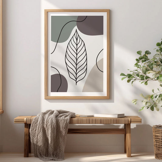 Quiet Leaf botanisk plakat i eikeramme over trebenk i lyst nordisk interiør