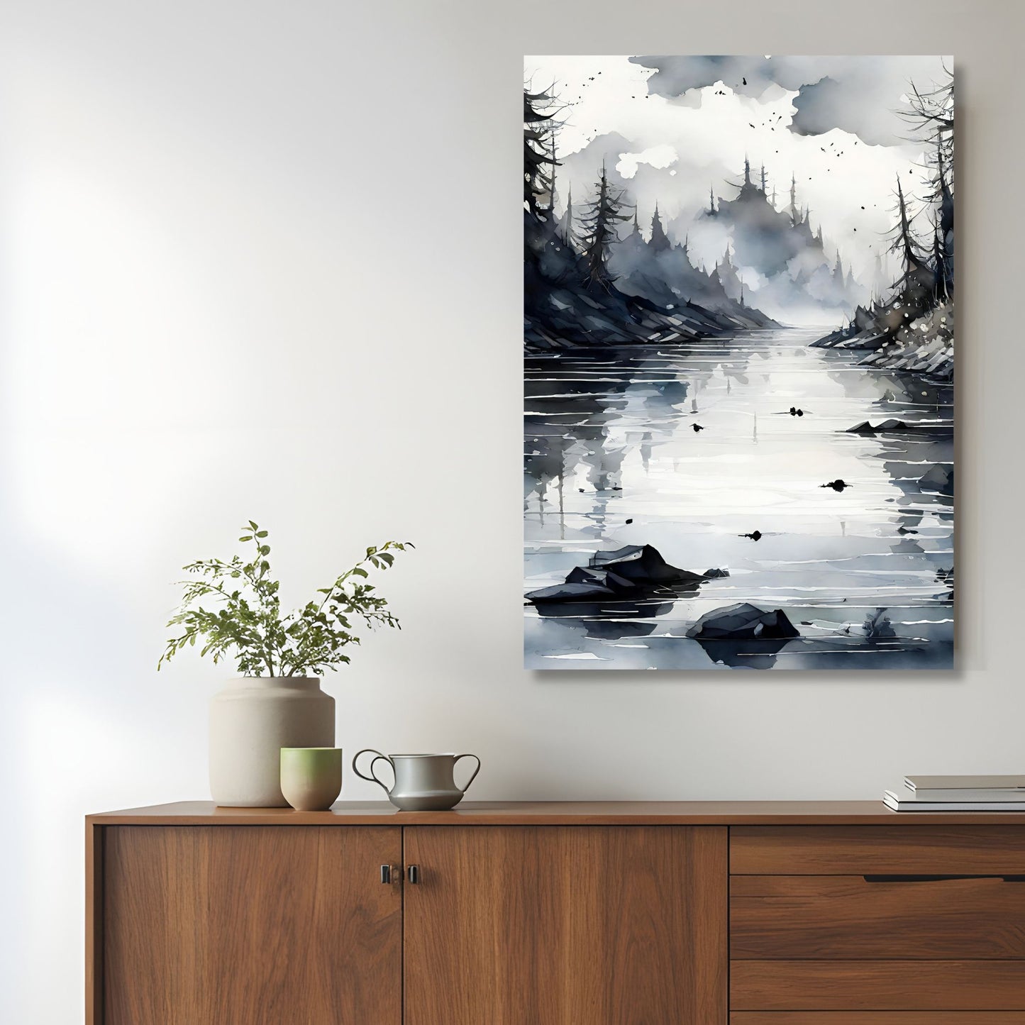 Vertikal akvarellillustrasjon av stille elv som flyter gjennom mørk barskog i blå og grå toner, nordisk vinterlandskap med dis. Illustrasjon viser motiv på lerret.