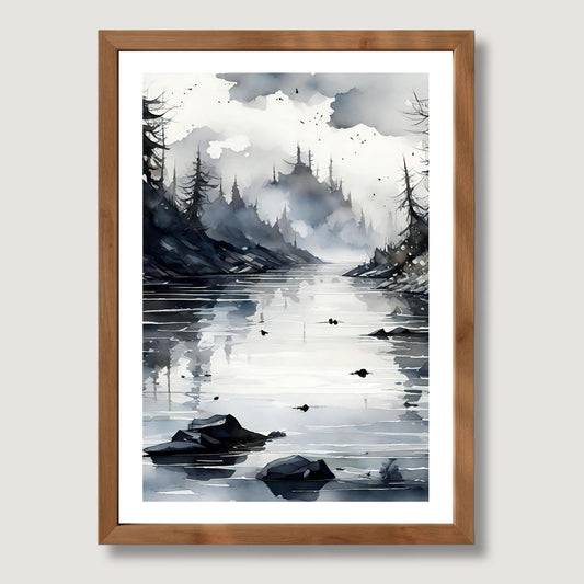 Vertikal akvarellillustrasjon av stille elv som flyter gjennom mørk barskog i blå og grå toner, nordisk vinterlandskap med dis. Illustrasjon viser motiv som plakt med hvit kant i eik ramme.
