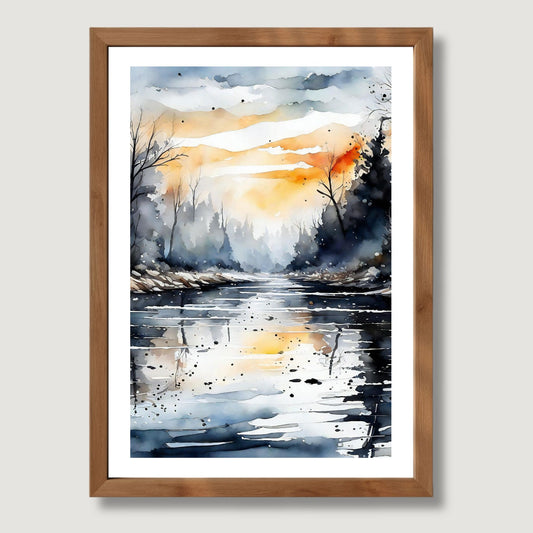 Vertikal akvarellkunst med stille elv og varmt kveldslys i gyldne og blå toner fra Silent Waters Collection. Illustrasjon viser motiv som plakat med hvit kant i eik ramme.