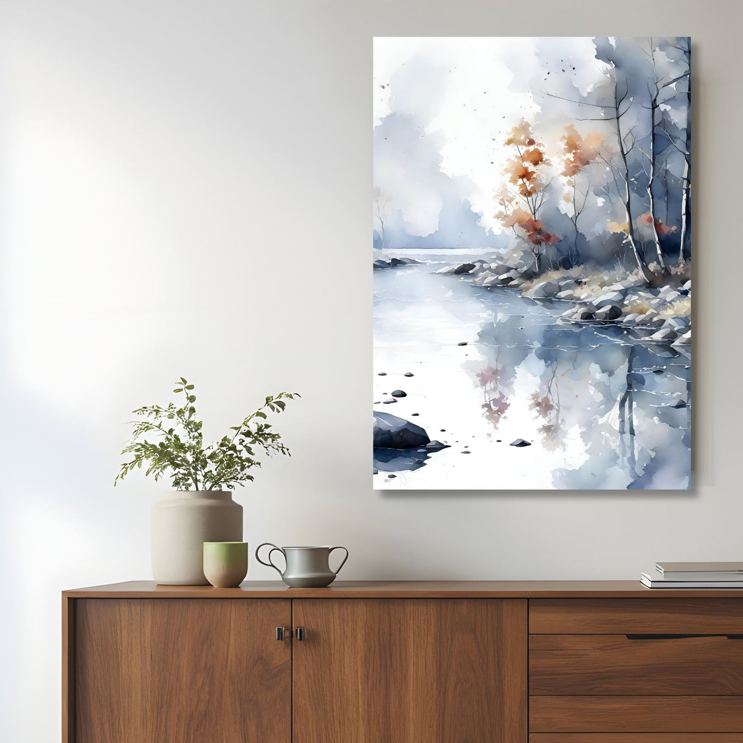 Vertikal akvarellillustrasjon av stille elv med steiner og dis i nordisk skog, dempede blå og grå toner og rolig uttrykk. Illustrasjon viser motivet på lerret.