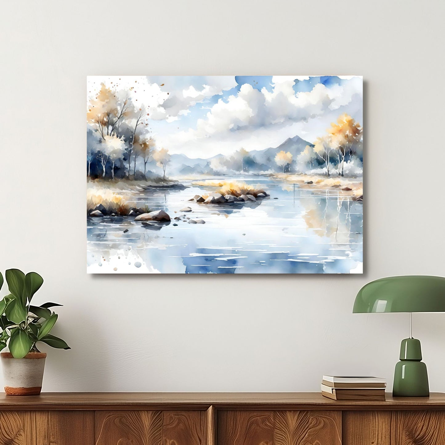 Akvarellillustrasjon av stille innsjø med fjell og høsttrær i dempede blå og varme toner, nordisk og rolig uttrykk. Illustrasjon viser motiv på lerret.