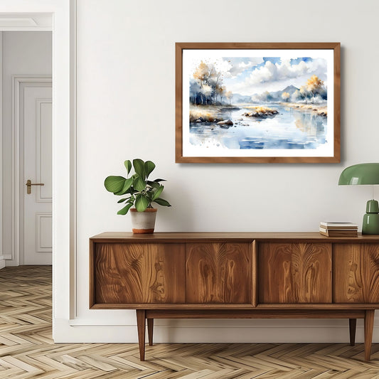 Akvarellillustrasjon av stille innsjø med fjell og høsttrær i dempede blå og varme toner, nordisk og rolig uttrykk. Illustrasjon viser motiv som plakat med hvit kant i mørk eik ramme.