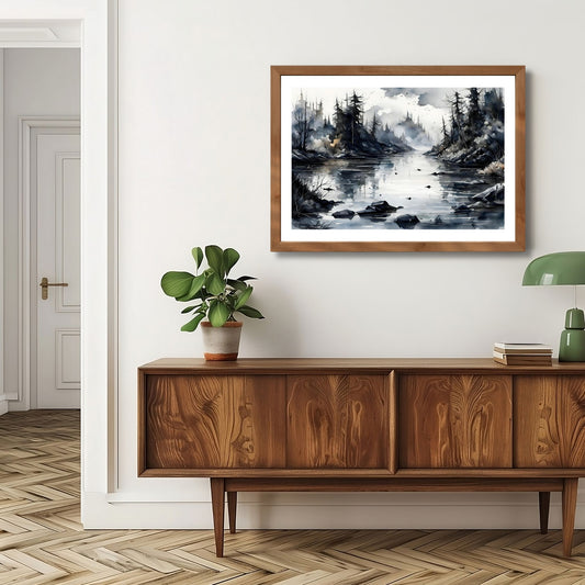 Akvarellillustrasjon av stille elv omgitt av mørk barskog i blå og grå toner, nordisk vinterlandskap med dis og refleksjoner. Illustrasjon viser motivet som plakat med hvit kantlinje i mørk, eik ramme.