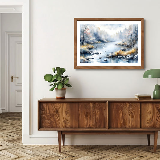 Akvarellillustrasjon av stille elv i lyst vinterlandskap med dis, myke blå toner og varme detaljer i nordisk stil. Illustrasjon viser motiv som plakat med hvit kant i mørk, eik ramme.