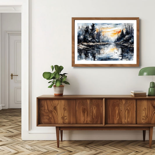 Akvarellillustrasjon av stille elv i vinterlandskap med varmt skumringslys, mørk skog og refleksjoner i vannet i nordisk stil. Illustrasjon viser motiv som plakat med hvit kant og mørk, eik ramme.