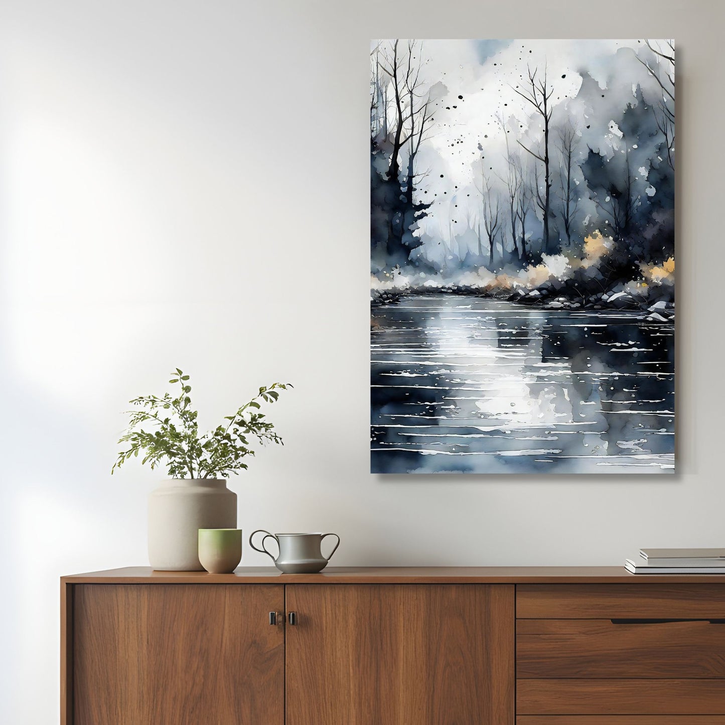 Vertikal akvarellillustrasjon av stille elv med speilinger og nakne trær i dempede blå og grå toner, rolig nordisk uttrykk. Illustrasjon viser motiv på lerret.