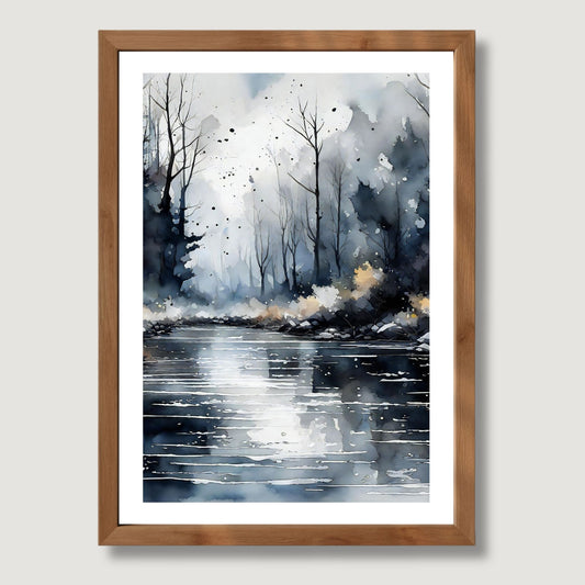 Vertikal akvarellillustrasjon av stille elv med speilinger og nakne trær i dempede blå og grå toner, rolig nordisk uttrykk. Illustrasjon viser motiv som plakat med hvit kant i eik ramme.