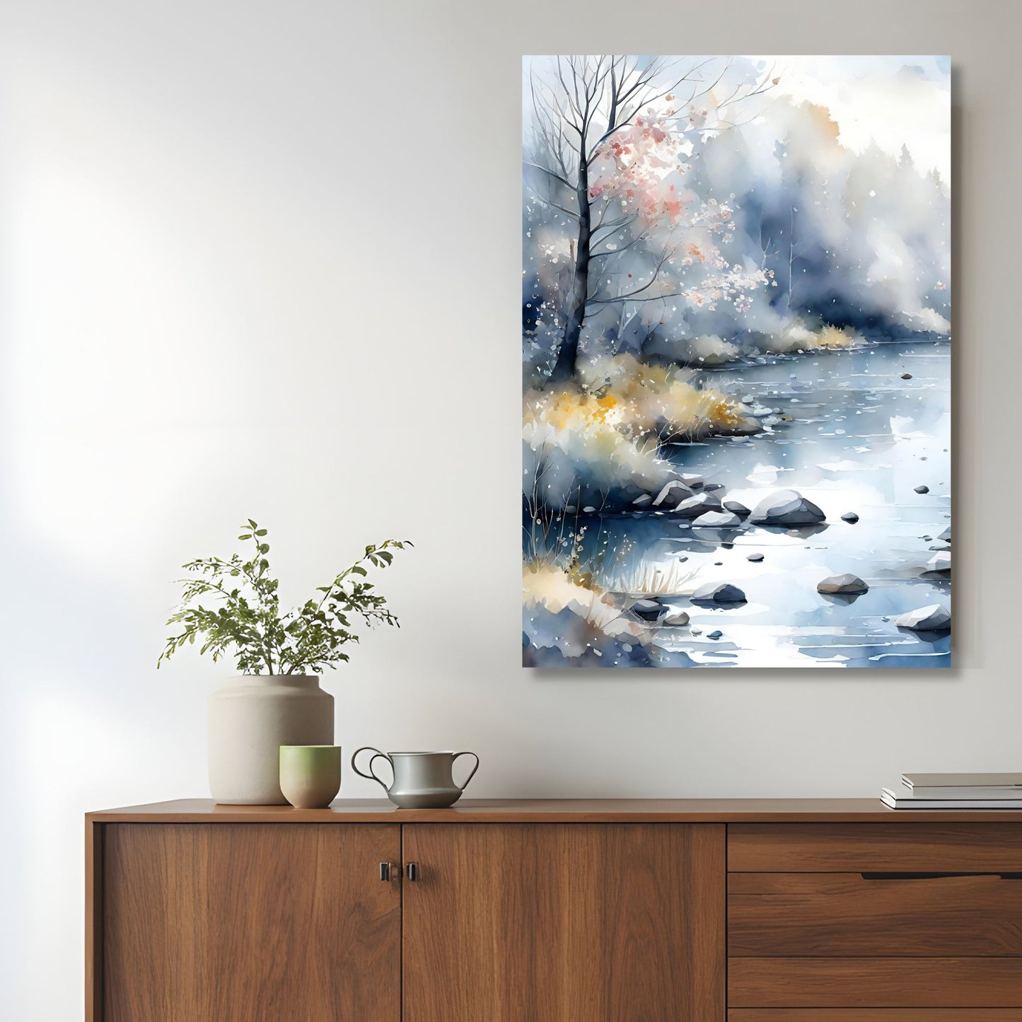 Vertikal akvarellillustrasjon av stille elv i lyst vinterlandskap med mykt lys, dempede blå toner og rolig nordisk uttrykk. Illustrasjon viser motiv som lerret.