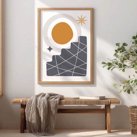Solar Steps moderne boho-plakat i eikeramme over trebenk i lyst interiør