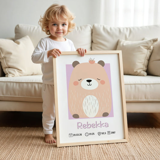 Barn holder sovende bjørm personlig fødselsplakat i lyst nordisk hjem