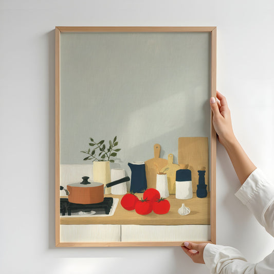 Stilren plakat med kjøkkenstilleben av keramikk, skjærefjøler og tomater i rolige naturtoner. Plakat i eik ramme.