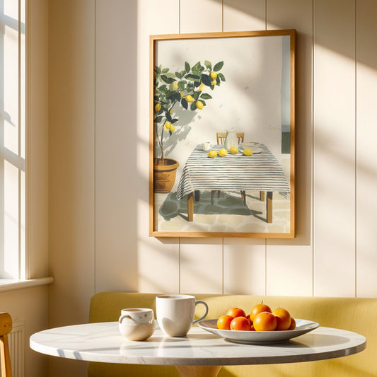 Illustrasjon med sitroner i skål, gjengitt i myke former og rolige farger fra serien Still Life & Everyday Calm. Miljøbilde av plakat i eik ramme.