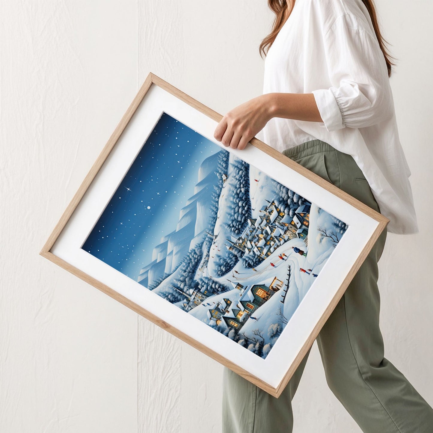 Stjernenatt over Vinterdalen plakat med snødekt landsby, varm belysning og stjernehimmel. Illustrasjon viser plakat med passepartout i eik ramme.