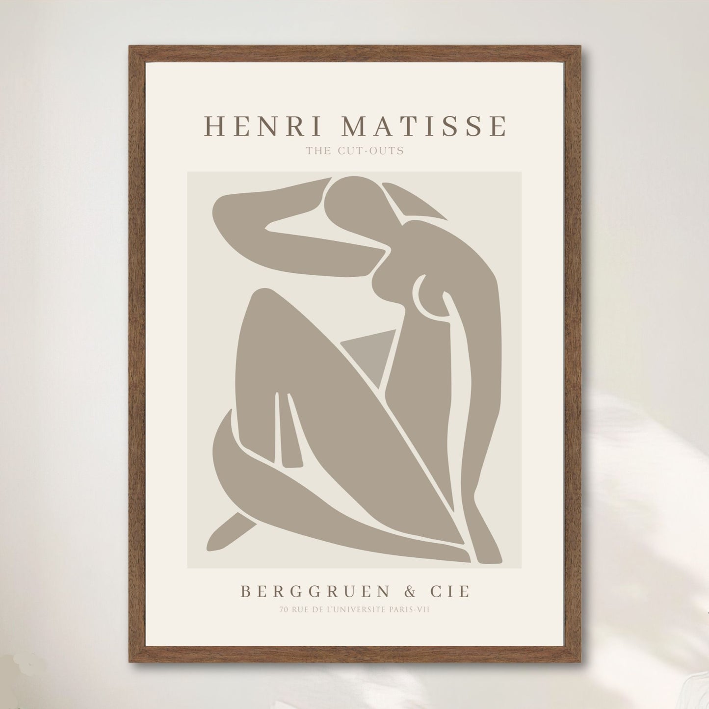 The Cut-Out Muse – Matisse-inspirert kunstplakat. Illustrasjon viser plakat i valnøtt ramme.