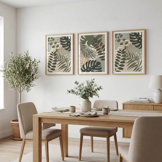 Tropical Layers Trio med tre botaniske plakater i dempede naturtoner over spisebord