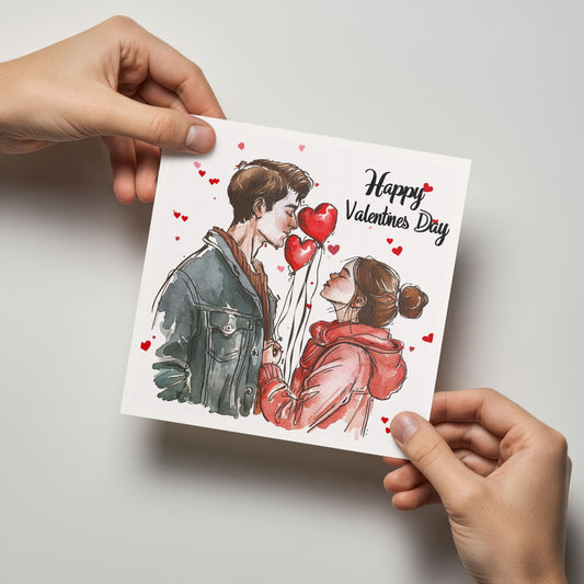 Romantisk valentineskort med par som omfavner hverandre i vinterlig stemning, røde hjerteballonger og håndmalt uttrykk. Kortet blir holdt av en person