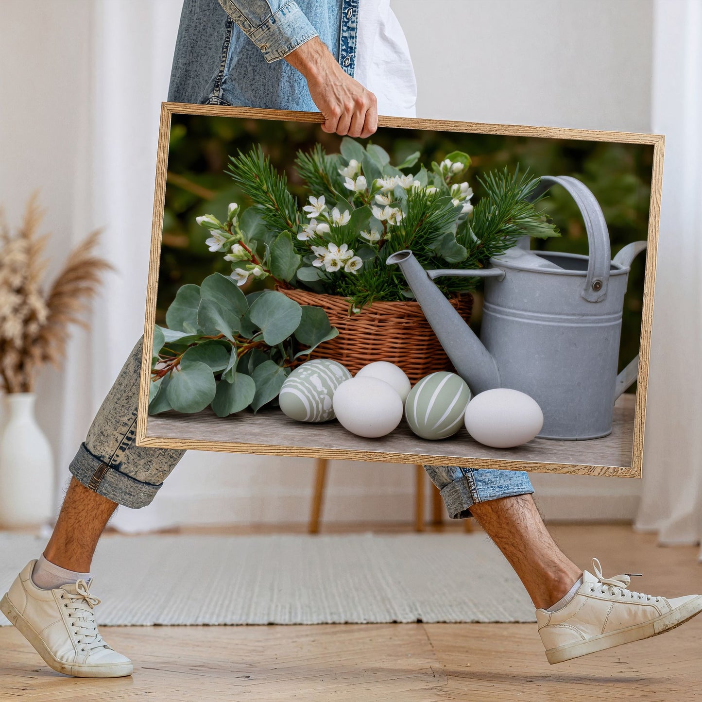Person holder stor plakat med påskeegg og vårblomste