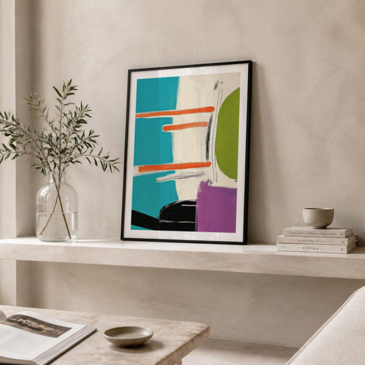 Vibrant Geometric Art No3 plassert på lys hylle i moderne interiør