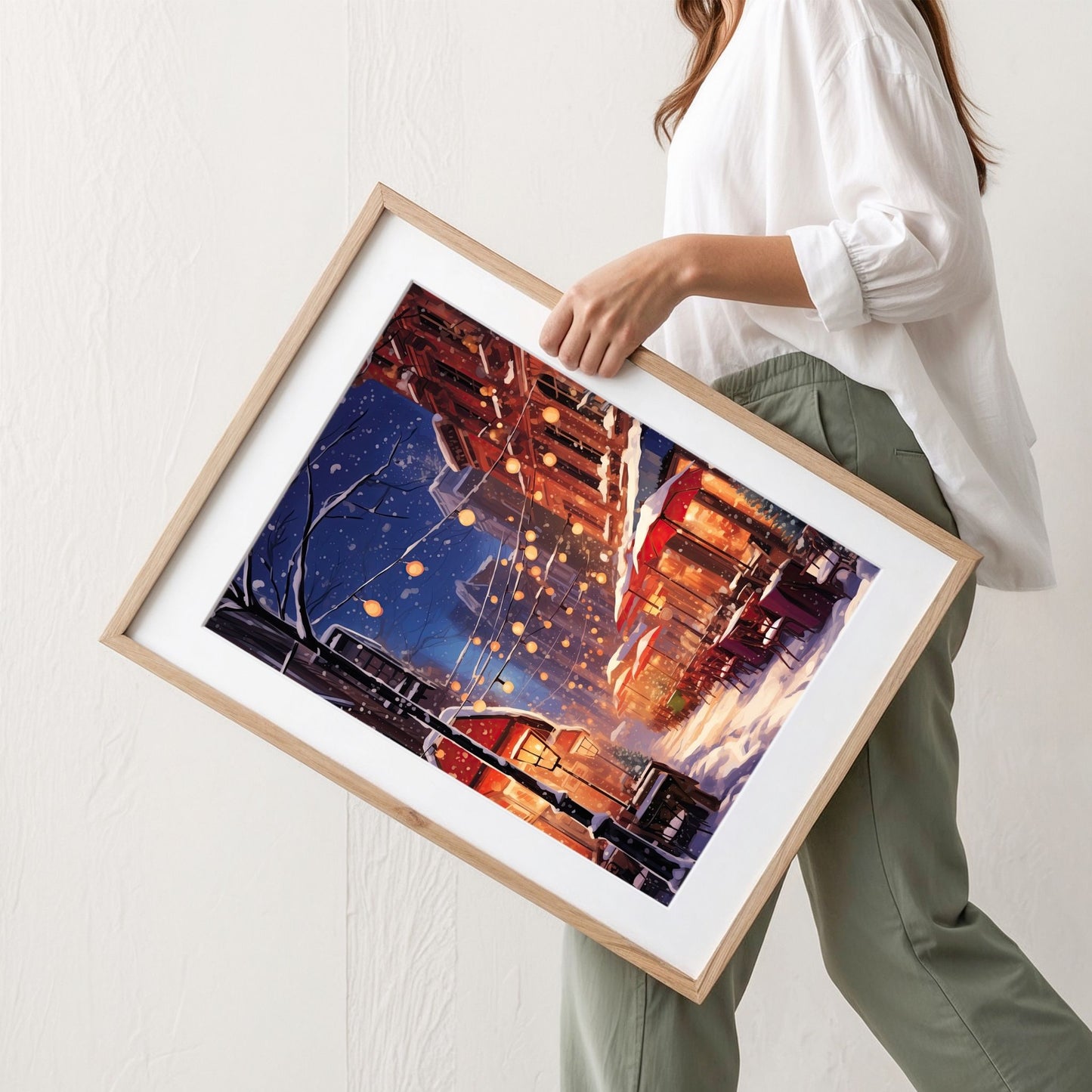 Vinterkveld i Kafégaten plakat med lyslenker, snødekte kafébord og varme vinterlys. Illustrasjon viser plakat med passepartout i eik ramme.