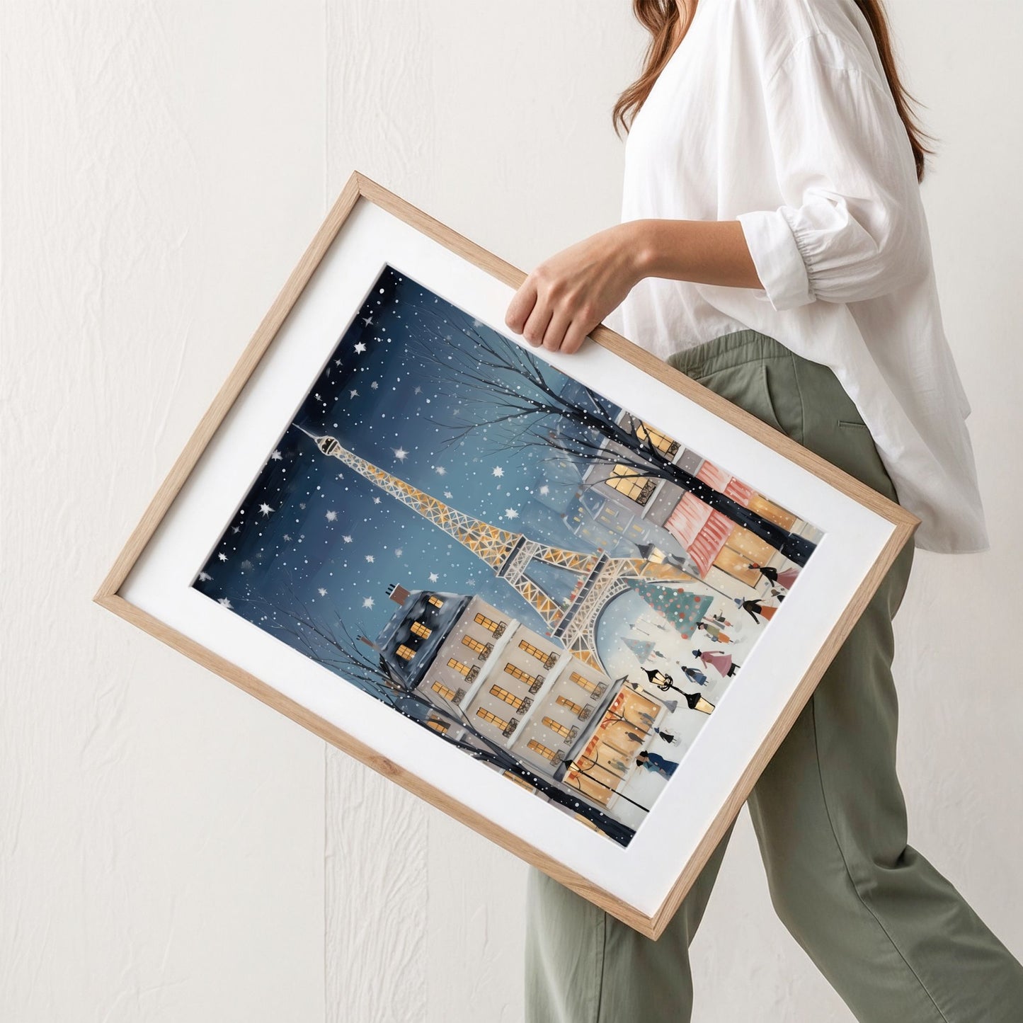 Vinterkveld i Paris plakat med Eiffeltårnet, snøfall og romantisk vintergate. Illustrasjon viser plakat med passepartout i eik ramme.