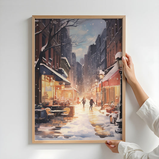 Vinterlys i Gågaten plakat med snødekt bygate, varme kafevinduer og gående menneske. Illustrasjon viser plakat uten hvit kantlinje i eik ramme.