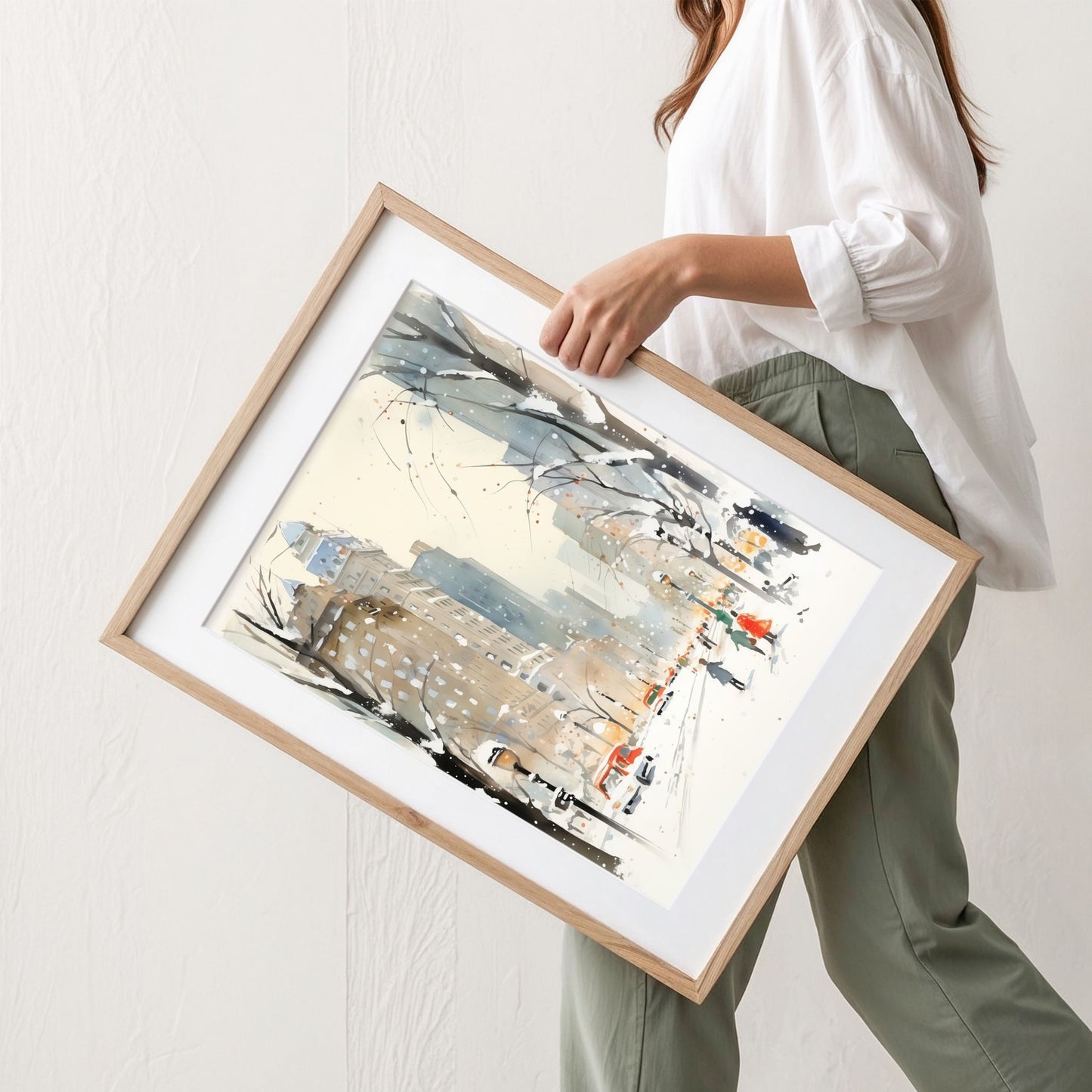 Vintermorgen i Storbyen plakat med akvarellinspirert bylandskap, snøfall og mennesker i vintergate. Illustrasjon viser plakat med passepartout i eik ramme.