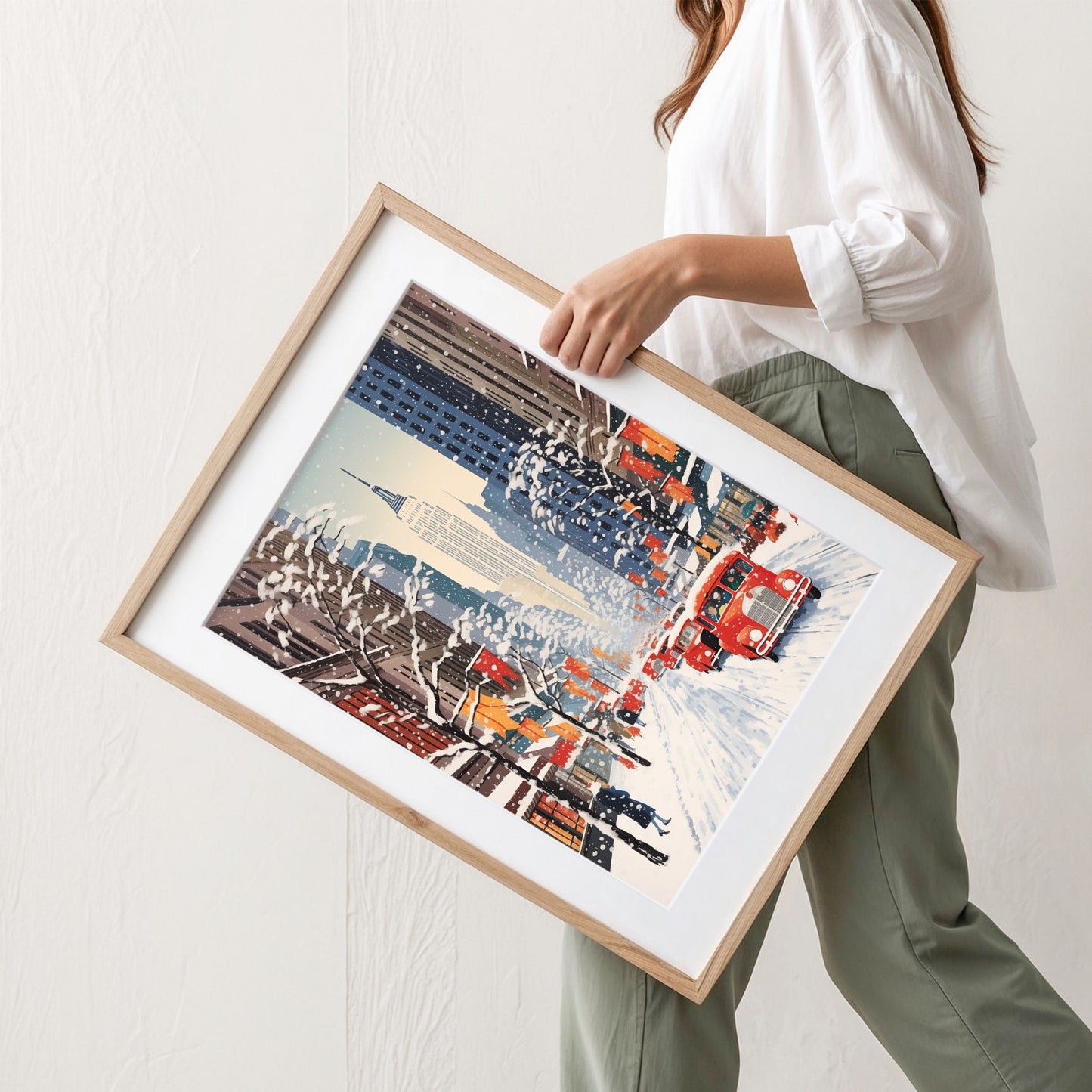 Vintertrafikk i Storbyen plakat med røde retrobiler, snøfall og klassiske bygninger. Illustrasjon viser plakat med passepartout i eik ramme.