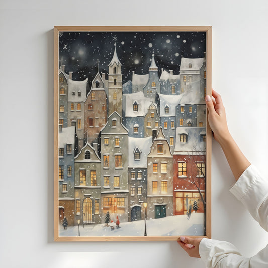 Vintervilde vinterplakat med snødekt bymotiv, varme vinduslys og fallende snø. Illustrasjon viser plakat uten hvit kantlinje i eik ramme.