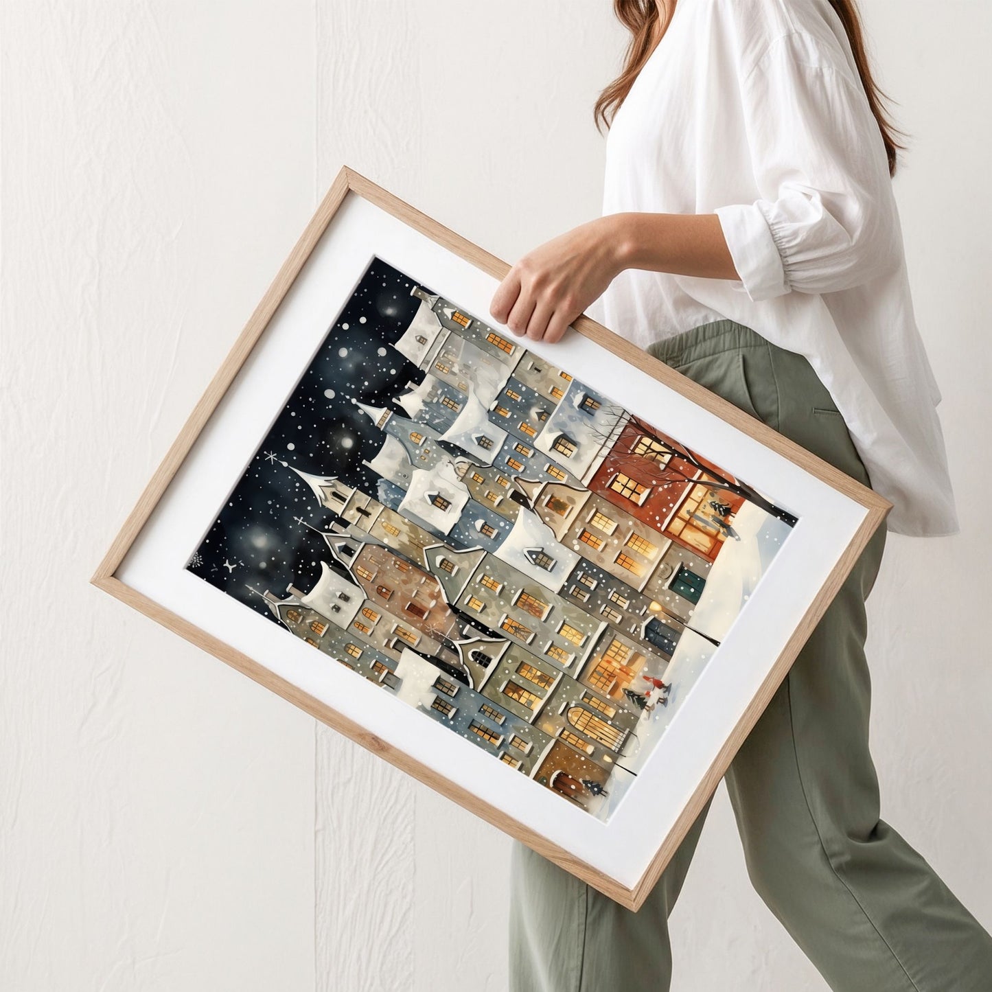 Vintervilde vinterplakat med snødekt bymotiv, varme vinduslys og fallende snø. Illustrasjon viser plakat ned passepartout i eik ramme.