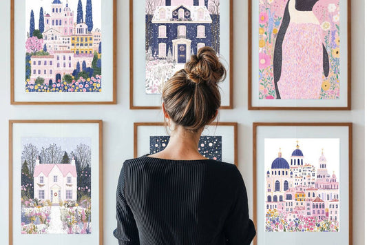 Oppdag Dreamscape Collection – en fortryllende serie plakater og lerret som kombinerer eventyrlig arkitektur, blomstrende vinterlandskap og leken dyreinspirert kunst. 