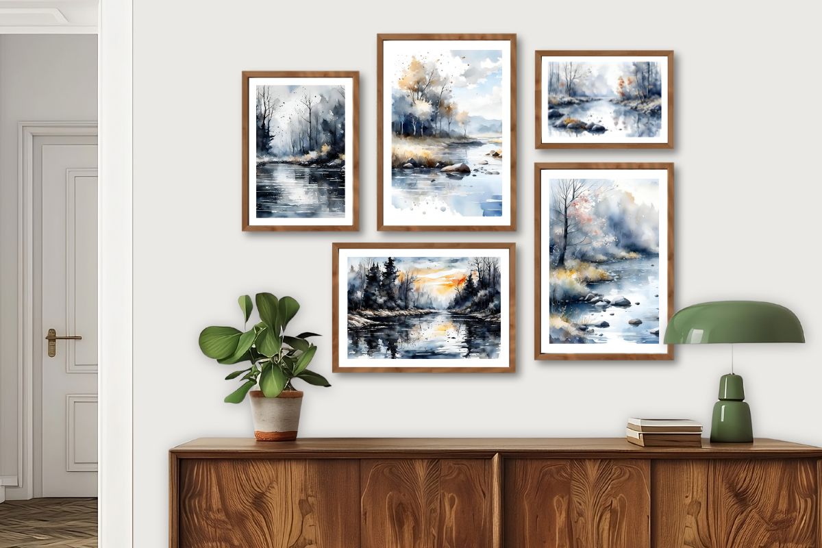 Gallerivegg med utvalgte kunsttrykk fra Silent Waters Collection – en harmonisk kombinasjon av vertikale og horisontale akvarellmotiver med stille elv, vinterlys og myke refleksjoner i et nordisk interiør.