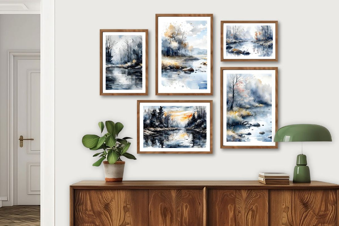 Gallerivegg med utvalgte kunsttrykk fra Silent Waters Collection – en harmonisk kombinasjon av vertikale og horisontale akvarellmotiver med stille elv, vinterlys og myke refleksjoner i et nordisk interiør.