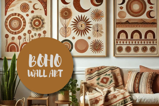 Boho Wall Art Collection med grafiske plakater i varme jordtoner og bohemsk interiør
