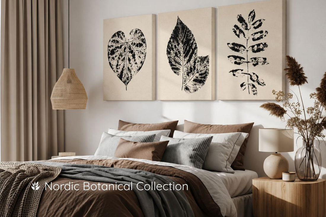 Nordic Botanical Collection – botaniske plakater og lerret i nordisk design presentert som en harmonisk trio over en seng i et lyst, skandinavisk soverom.