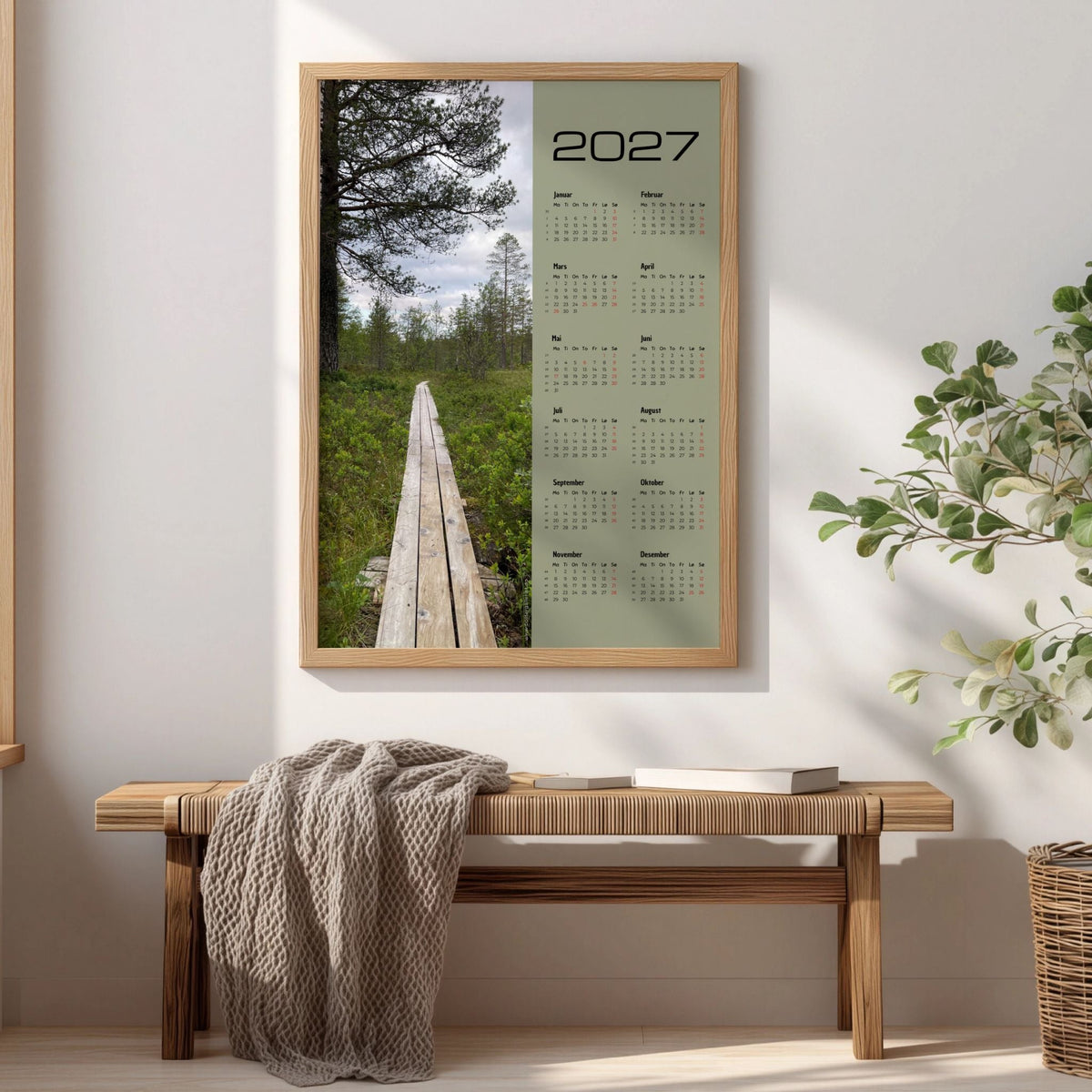 Fotokalender 2027 med norsk naturfoto vist innrammet i lyst nordisk interiør