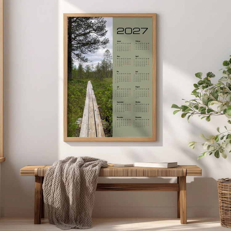 Fotokalender 2027 med norsk naturfoto vist innrammet i lyst nordisk interiør