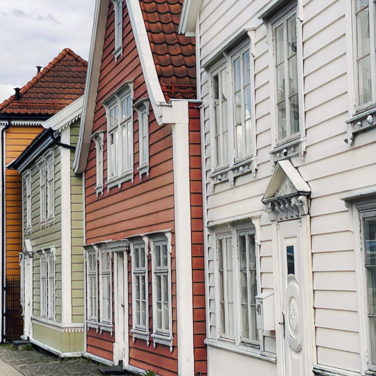 Gamle Bergen Trehus – Fotoplakatserie hyller byens unike trehusmiljøer