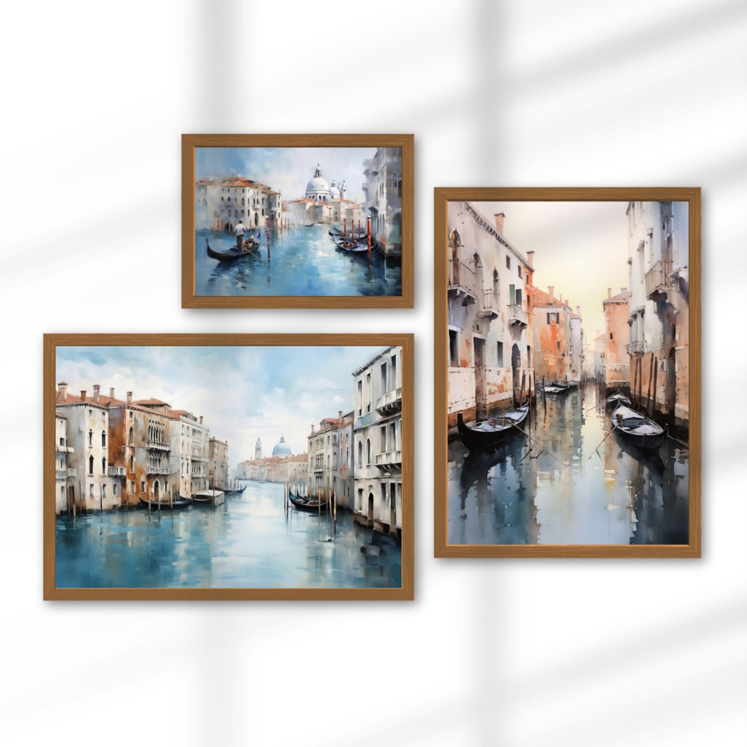 Illustrerte Venezia-plakater med kanaler, gondoler og historiske bygninger i myke blå og varme toner