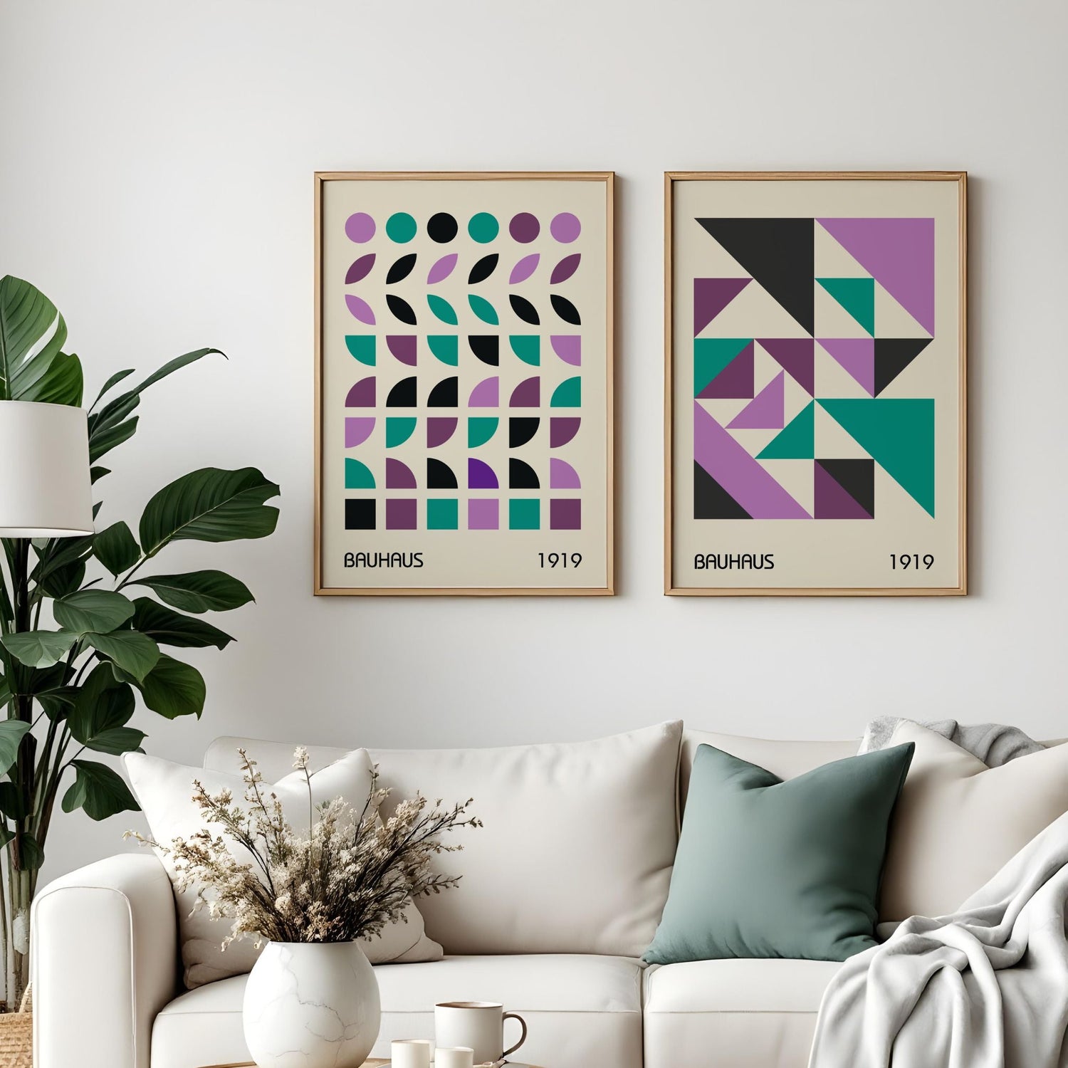 Grafiske Bauhaus-inspirerte plakater i geometrisk design, vist som veggkomposisjon i moderne stue