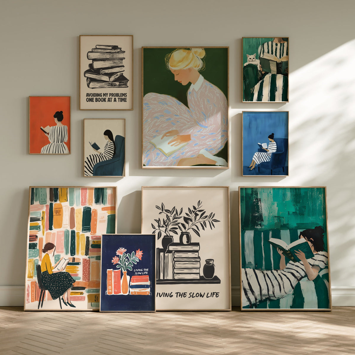 Bookish Eclectic Collection – ti kunstplakater med bøker, lesende kvinner og fargerike motiver i en personlig bildevegg med eikerammer