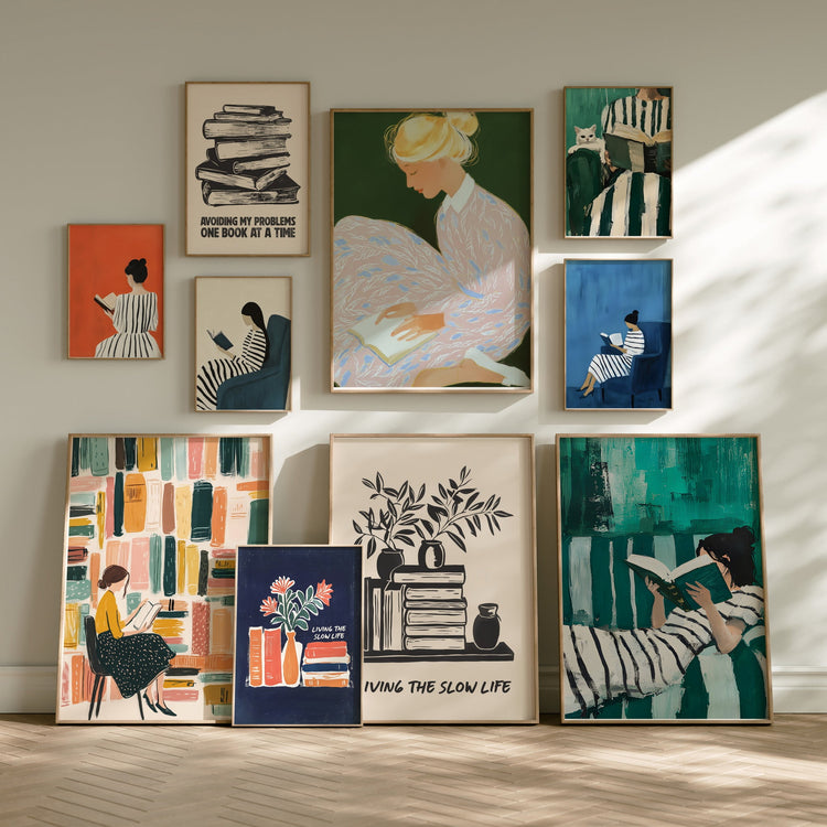 Bookish Eclectic Collection – ti kunstplakater med bøker, lesende kvinner og fargerike motiver i en personlig bildevegg med eikerammer