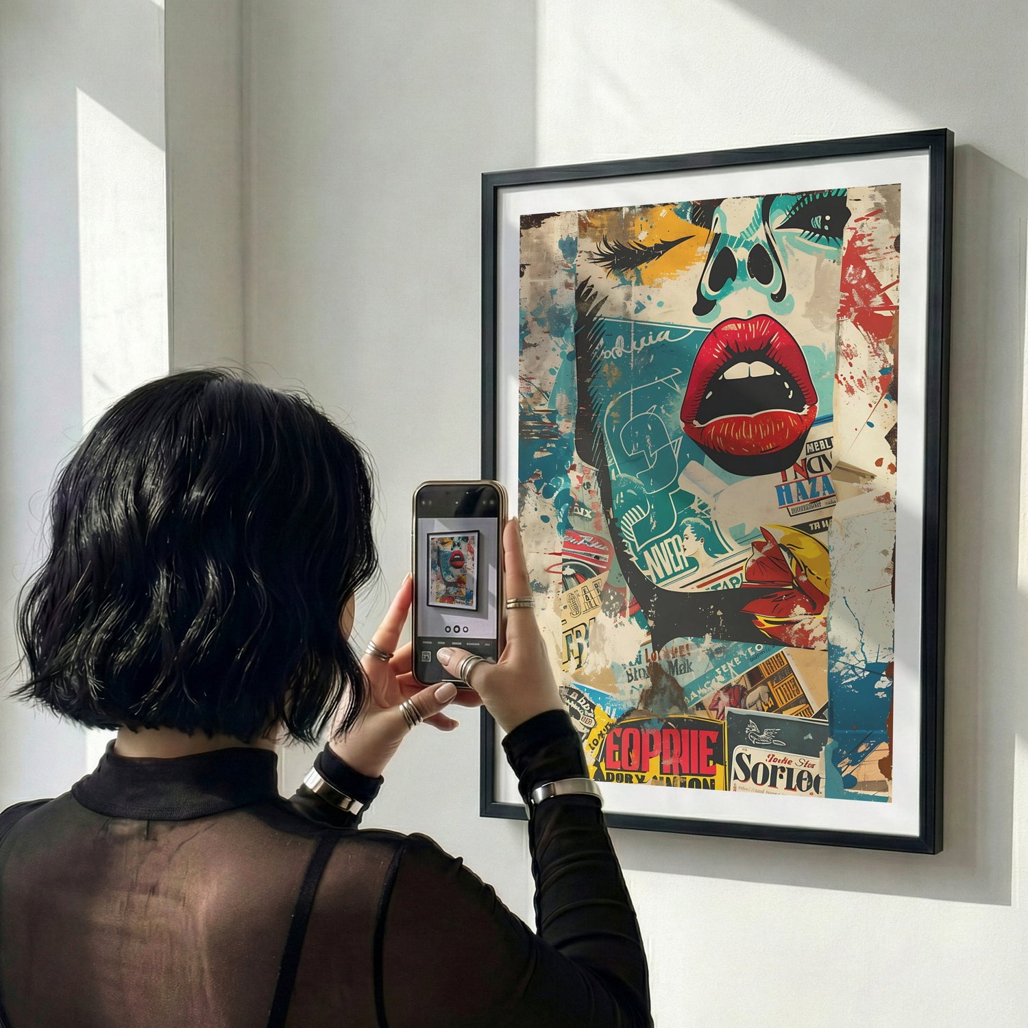 Kvinne fotograferer Captivating Collages-plakat i svart ramme. Grafisk kunstplakat med collage og pop art-uttrykk fra Postergalleriet.