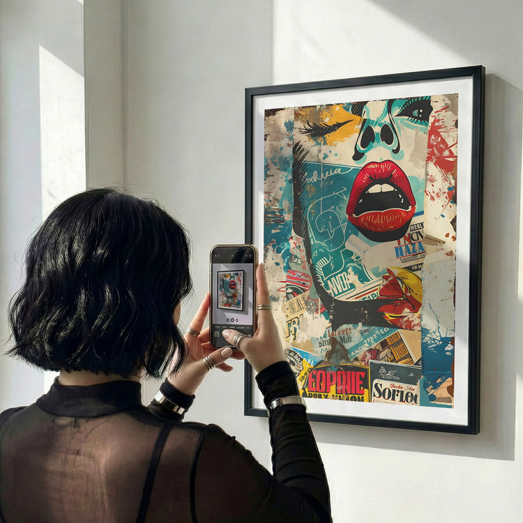 Kvinne fotograferer Captivating Collages-plakat i svart ramme. Grafisk kunstplakat med collage og pop art-uttrykk fra Postergalleriet.