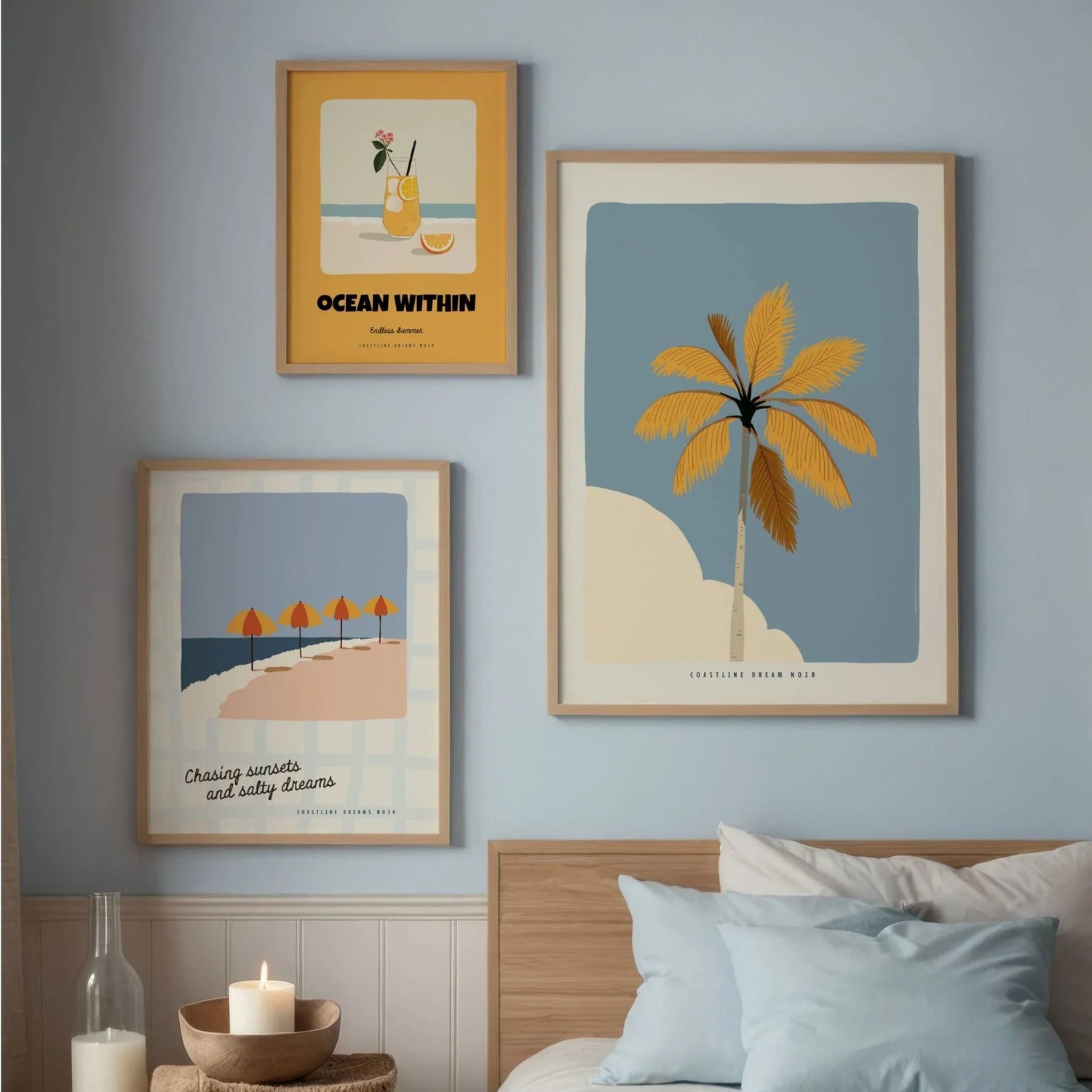 Illustrerte plakater fra Coastline Dreams-samlingen med strandmotiv, palme, sommerlige detaljer og rolige kystfarger, presentert som gallerivegg.