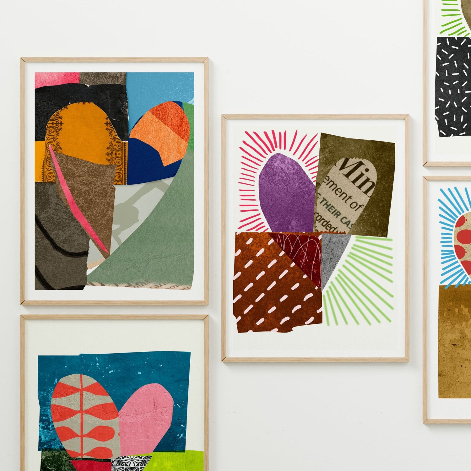 Grafiske plakater i rolige fargetoner, vist i lyse trerammer på vegg med naturlig dagslys – moderne kunst til nordisk interiør.