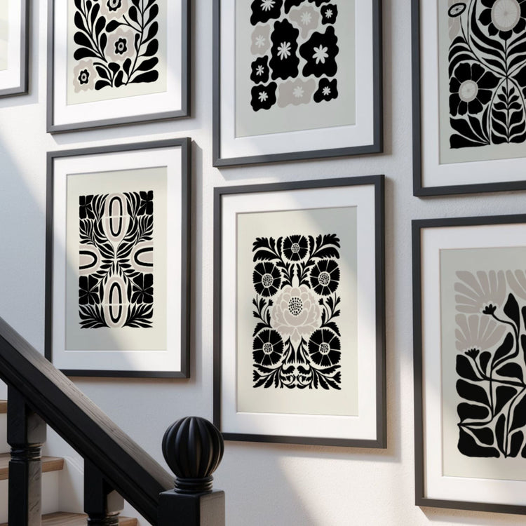 Detalj av sort-hvite grafiske blomsterplakater fra Dark Flowers-serien i moderne bildevegg