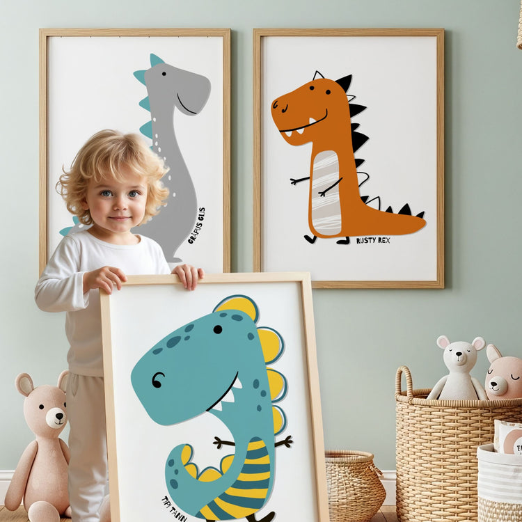 Barneplakater med søte dinosaurer i serien Dino Venneflokken på vegg i barnerom